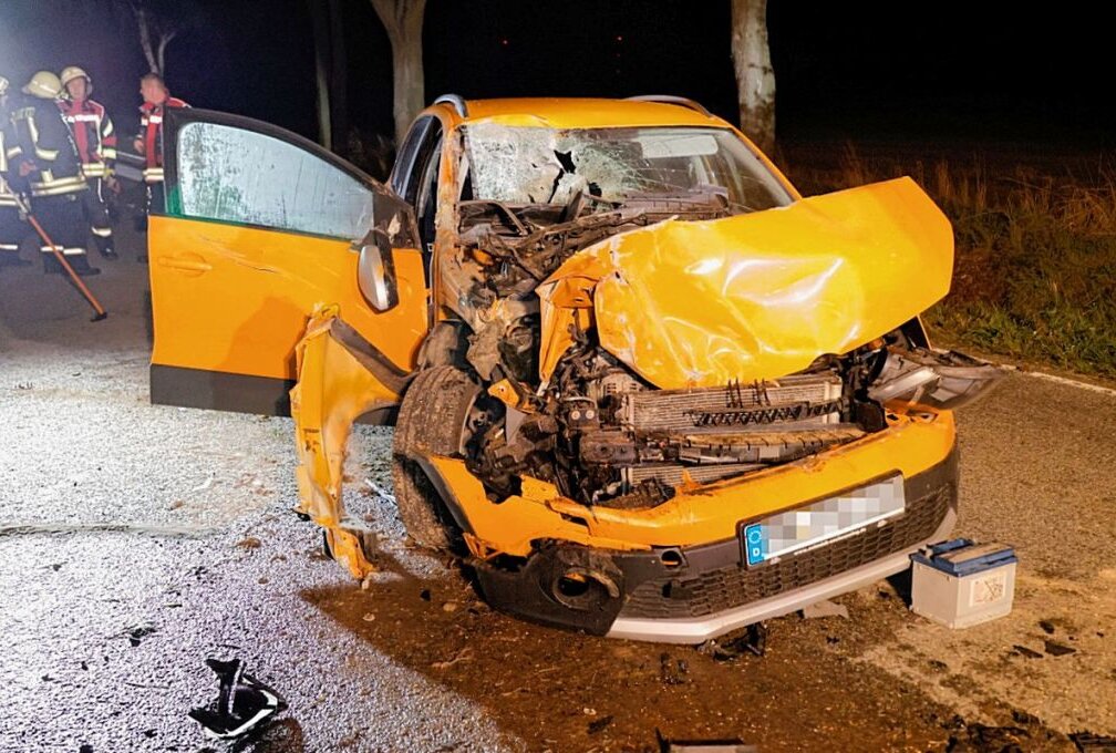 Aus bisher unbekannter Ursache fuhr di Fahrerin eines VW Polo auf einen Traktor auf. Sie wurde verletzt in ein Krankenhaus gebracht. Foto: Harry Härtel/Härtelpress
