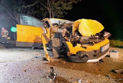 Schwerer Crash auf B 175: VW  fährt auf Traktor auf - Aus bisher unbekannter Ursache fuhr die Fahrerin eines VW Polo auf einen Traktor auf. Sie wurde verletzt in ein Krankenhaus gebracht. Foto: Harry Härtel/Härtelpress