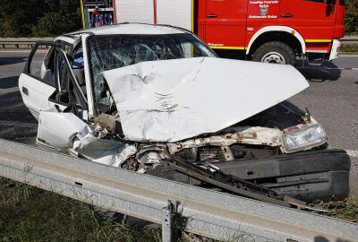 Schwerer Crash auf der A4: Zwei Personen werden verletzt - Auf der A4 bei Salzenforst kollidierten zwei PKW miteinander. Foto: xcitepress