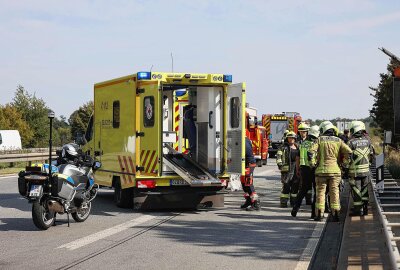 Schwerer Crash auf der A4: Zwei Personen werden verletzt - Auf der A4 bei Salzenforst kollidierten zwei PKW miteinander. Foto: xcitepress