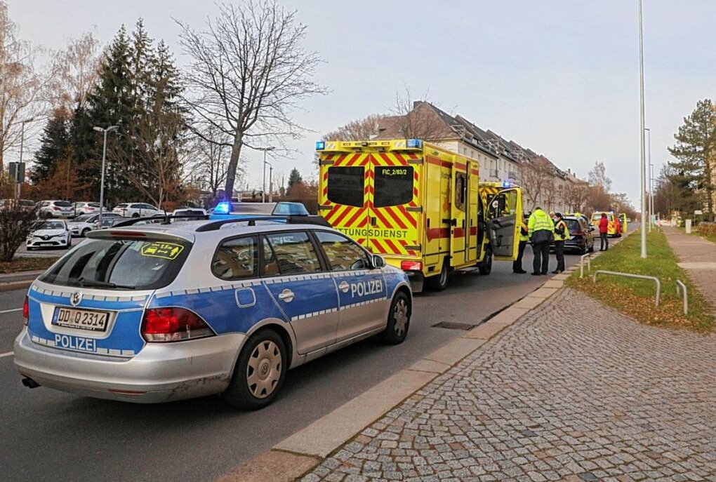 Schwerer Crash durch medizinischen Notfall im Yorckgebiet - Verkehrsunfall zwischen Mercedes und Seat. Zwei Personen wurden verletzt. Foto: Jan Härtel/Chempic 