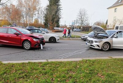 Schwerer Crash durch medizinischen Notfall im Yorckgebiet -  Verkehrsunfall zwischen Mercedes und Seat. Zwei Personen wurden verletzt. Foto: Jan Härtel/Chempic 