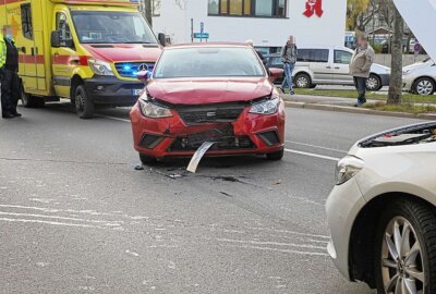 Schwerer Crash durch medizinischen Notfall im Yorckgebiet - Verkehrsunfall zwischen Mercedes und Seat. Zwei Personen wurden verletzt. Foto: Jan Härtel/Chempic 