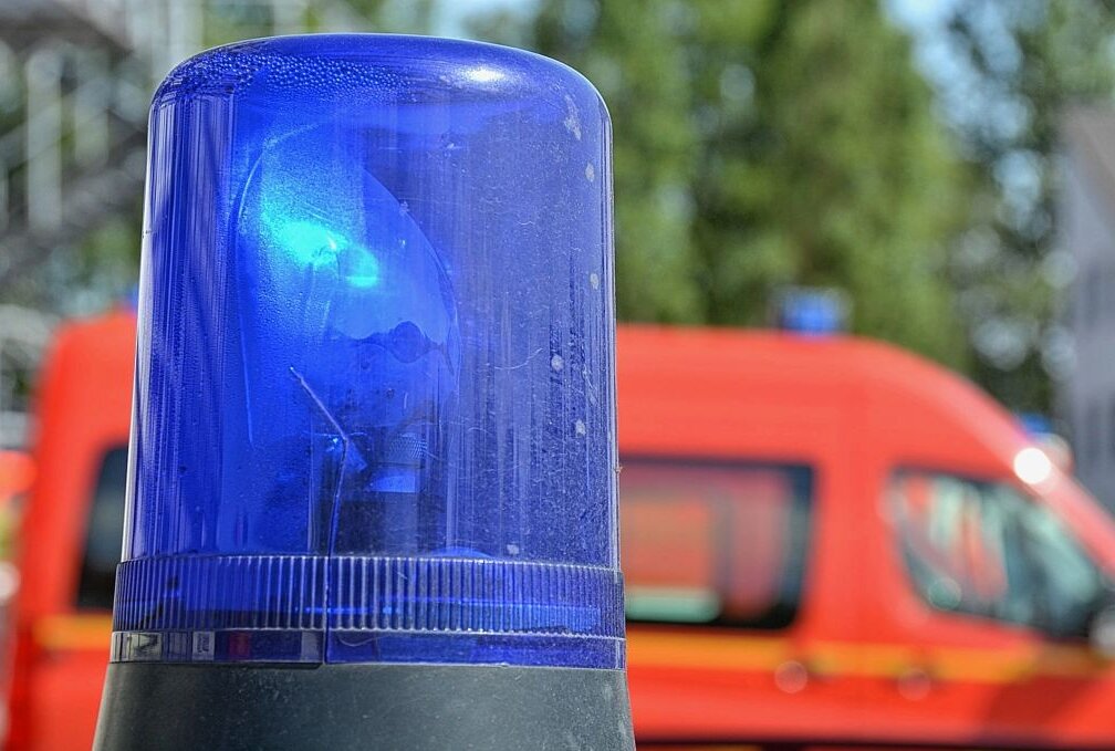 Schwerer Crash : Fahrer stark verletzt - Schwerer Unfall in Oelsnitz : PKW-Fahrer (84) wurde stark verletzt. Foto: pixabay