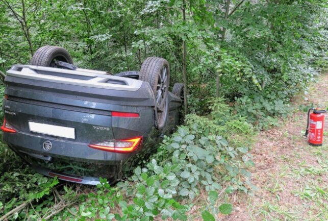 Schwerer Crash in Bockau: PKW überschlägt sich - Ein PKW kam in Bokau von der Fahrbahn ab und überschlug sich. Foto: Niko Mutschmann
