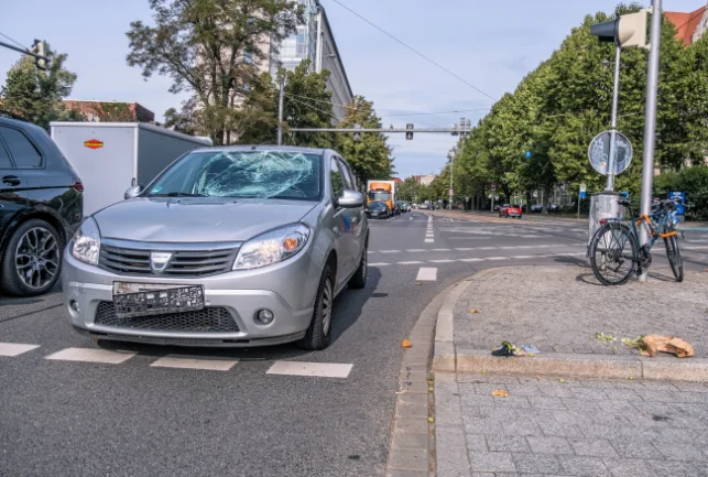 Schwerer Crash in Leipziger City: Radfahrer wird auf Windschutzscheibe  geschleudert