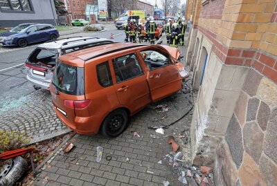 Schwerer Crash in Meerane: Auto fährt in Bürogebäude - Schwerer Unfall in Meerane auf der Zwickauer Straße. Foto: Andreas Kretschel