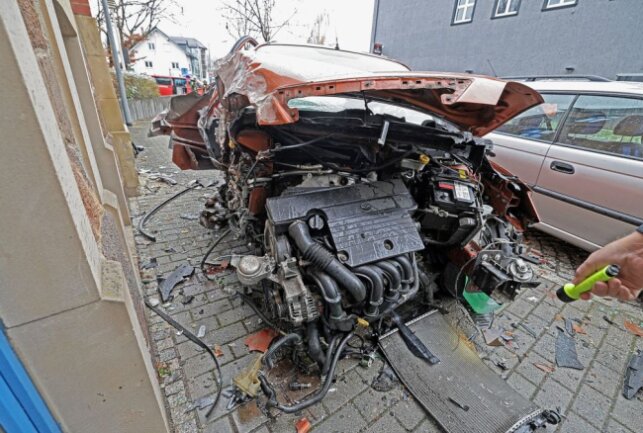 Schwerer Crash in Meerane: Auto fährt in Bürogebäude - Schwerer Unfall in Meerane auf der Zwickauer Straße. Foto: Andreas Kretschel