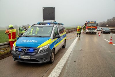 Schwerer Crash mit Überschlag auf der A72 bei Stollberg - Familie überschlägt sich mit PKW auf A72. Foto: André März