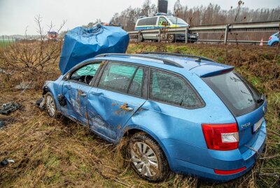 Schwerer Crash mit Überschlag auf der A72 bei Stollberg - Familie überschlägt sich mit PKW auf A72. Foto: André März