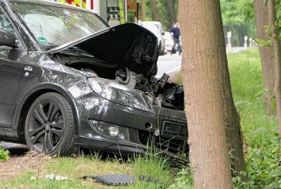 Schwerer Crash: Skoda kommt von Straße ab und prallt gegen Baum - Ein Skoda crasht bei Leipzig frontal gegen einen Baum. Foto: Sören Müller