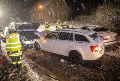 Schwerer Crash zwischen drei Fahrzeugen - Einsetzende Schneefälle sorgen abermals für Probleme auf den Straßen. Foto: Bernd März