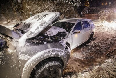 Schwerer Crash zwischen drei Fahrzeugen - Einsetzende Schneefälle sorgen abermals für Probleme auf den Straßen. Foto: Bernd März
