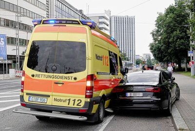 Schwerer Crash zwischen PKW und Rettungswagen im Zentrum - Am Mittwochabend ereignete sich gegen 18.30 Uhr im Chemnitzer Zentrum ein schwerer Unfall. Foto: Harry Haertel