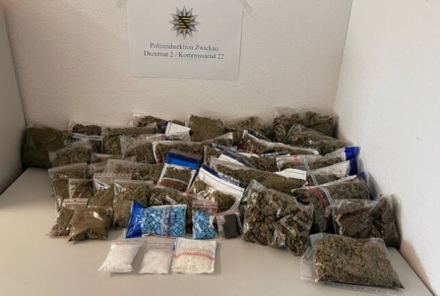 Schwerer Drogendelikt in Zwickau - Knapp fünf Kilogramm Marihuana, 200 Gramm Crystal, 40 Gramm Haschisch und 654 Tabletten Ecstasy - Foto: Polizeidirektion Zwickau
