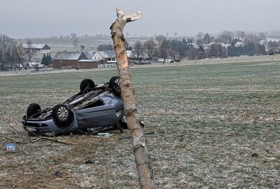 Schwerer Glätteunfall: Fahrzeug kollidiert mit Baum und überschlägt sich - In Klingenberg kam es zu einem schweren Verkehrsunfall. Foto: Roland Halkasch
