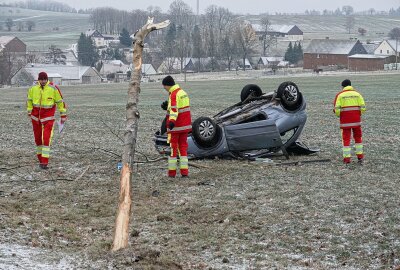 Schwerer Glätteunfall: Fahrzeug kollidiert mit Baum und überschlägt sich - In Klingenberg kam es zu einem schweren Verkehrsunfall. Foto: Roland Halkasch