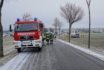 Schwerer Glätteunfall: Fahrzeug kollidiert mit Baum und überschlägt sich - Die Feuerwehr war im Einsatz. Foto: Roland Halkasch