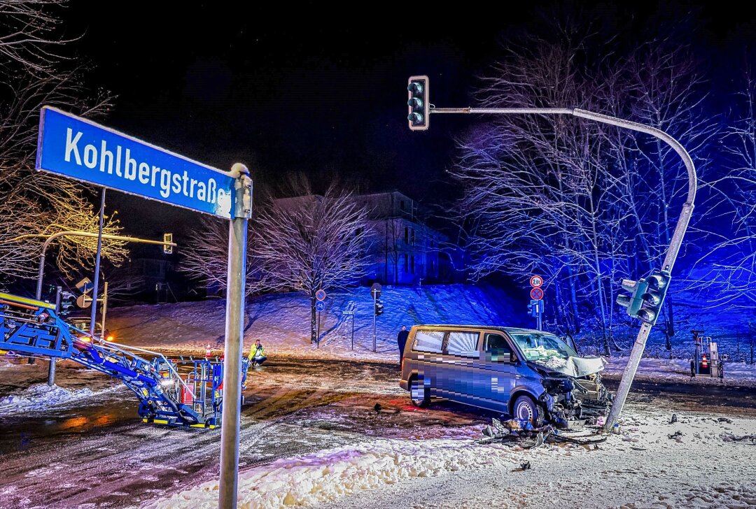 Schwerer Kreuzungsunfall in Sachsen: VW kollidiert mit Leichenwagen - In Pirna kam es zu einem schweren Kreuzungsunfall. Foto: Marko Förster