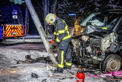 Schwerer Kreuzungsunfall in Sachsen: VW kollidiert mit Leichenwagen - In Pirna kam es zu einem schweren Kreuzungsunfall. Foto: Marko Förster
