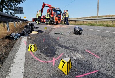 Schwerer Motorradunfall auf der B101 im Erzgebirge - Schwerer Verkehrsunfall bei Lippersdorf. Foto: Harry Härtel