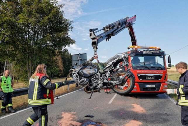 Schwerer Verkehrsunfall bei Lippersdorf. Foto: Harry Härtel