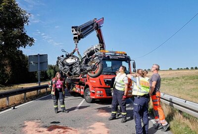 Schwerer Motorradunfall auf der B101 im Erzgebirge - Schwerer Verkehrsunfall bei Lippersdorf. Foto: Harry Härtel