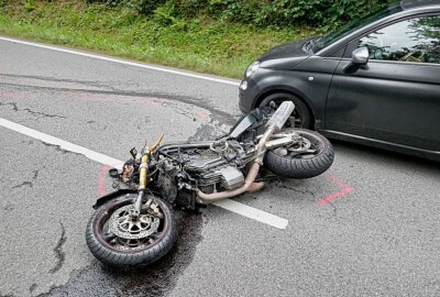 Schwerer Motorradunfall auf der S228: PKW landet in Graben - Schwerer Unfall auf der S228. Foto: Harry Härtel