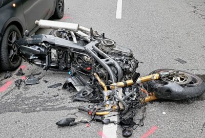 Schwerer Motorradunfall auf der S228: PKW landet in Graben - Schwerer Unfall auf der S228. Foto: Harry Härtel
