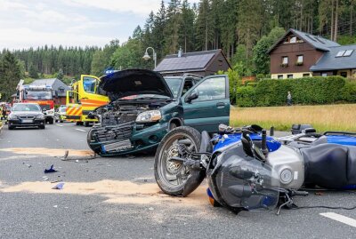 Schwerer Motorradunfall in Muldenhammer - Schwerer Motorradunfall im Vogtland. Foto: B&S