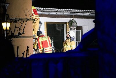 Schwerer Mülltonnenbrand in Grimma - In der Nacht zu Dienstag kam es zu einem schweren Mülltonnenbrand in Grimma. Foto: Sören Müller