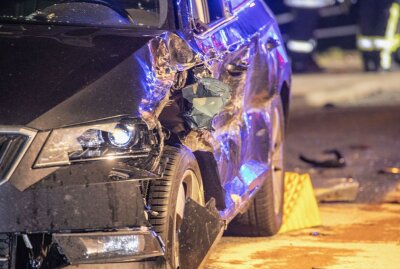 Schwerer Oldtimerunfall mit 9 verletzten Personen: Jaguar kracht in Skoda - Schwerer Verkehrsunfall auf der Marienberger Straße in Großrückerswalde. Foto:Bernd März