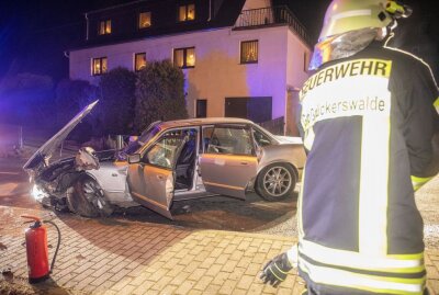 Schwerer Oldtimerunfall mit 9 verletzten Personen: Jaguar kracht in Skoda - Schwerer Verkehrsunfall auf der Marienberger Straße in Großrückerswalde. Foto:Bernd März