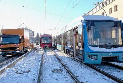 Schwerer Straßenbahn-Crash nach Entgleisung - Die Entgleiste Straßenbahn. Foto: Harry Härtel