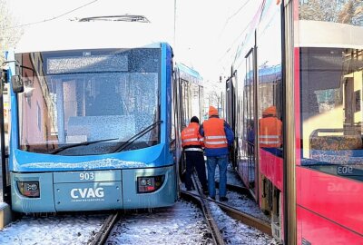 Schwerer Straßenbahn-Crash nach Entgleisung - Deutliche Schieflage: Die Entgleiste Straßenbahn. Foto: Harry Härtel