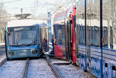 Schwerer Straßenbahn-Crash nach Entgleisung - Die Entgleiste Straßenbahn. Foto: Harry Härtel