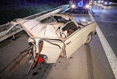 Schwerer Unfall auf A13: Crash zwischen Trabant und Golf - Der Trabant wurde regelrecht zusammengedrückt. Foto: Roland Halkasch