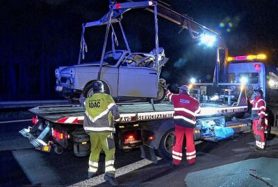 Schwerer Unfall auf A13: Crash zwischen Trabant und Golf - Der Trabant war nach dem Unfall nicht mehr fahrbereit. Foto: Roland Halkasch