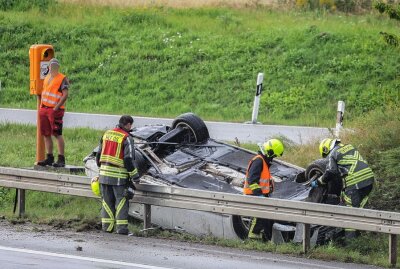Schwerer Unfall auf A4 bei Glauchau: PKW überschlägt sich auf nasser Fahrbahn - Am Dienstagnachmittag hat sich ein schwerer Unfall auf der A4 bei Glauchau ereignet. Foto: Andreas Kretschel