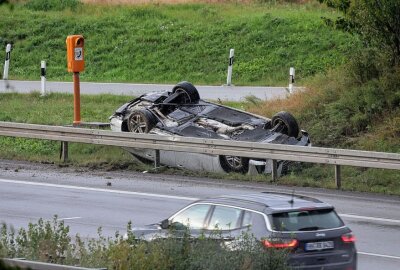 Schwerer Unfall auf A4 bei Glauchau: PKW überschlägt sich auf nasser Fahrbahn - Am Dienstagnachmittag hat sich ein schwerer Unfall auf der A4 bei Glauchau ereignet. Foto: Andreas Kretschel