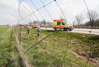 Schwerer Unfall auf A4 bei Glauchau: PKW überschlägt sich - Am Montagnachmittag gegen 14.25 Uhr kam es zu einem schweren Verkehrsunfall auf der A4 zwischen Hohenstein-Ernstthal und der Anschlussstelle Glauchau-Ost. Foto: Andreas Kretschel