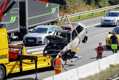 Schwerer Unfall auf A72: Ford gerät außer Kontrolle und fängt Feuer - Am Freitagmittag ereignete sich ein schwerer Unfall zwischen einem PKW und einem LKW. Foto: Harry Härtel
