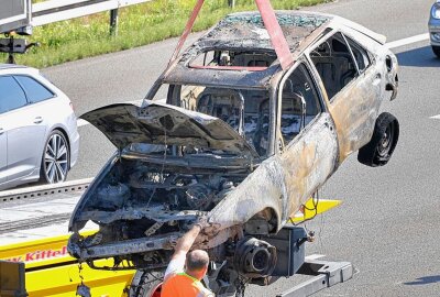 Schwerer Unfall auf A72: Ford gerät außer Kontrolle und fängt Feuer - Am Freitagmittag ereignete sich ein schwerer Unfall zwischen einem PKW und einem LKW. Foto: Harry Härtel