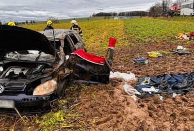 Schwerer Unfall auf B107: VW Golf überschlägt sich und Fahrer wird eingeklemmt - Am Dienstagvormittag kam es auf der B107 bei Schönbach zu einem schweren Verkehrsunfall bei nasser Fahrbahn. Foto: Medienportal-Grimma
