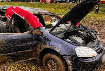 Schwerer Unfall auf B107: VW Golf überschlägt sich und Fahrer wird eingeklemmt - Am Dienstagvormittag kam es auf der B107 bei Schönbach zu einem schweren Verkehrsunfall bei nasser Fahrbahn. Foto: Medienportal-Grimma