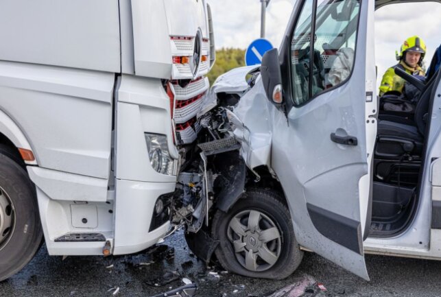 Schwerer Unfall auf B169 in Rodewisch: LKW kollidiert mit Transporter - Schwerer Frontalzusammenstoß auf der B169. Foto: David Rötzschke