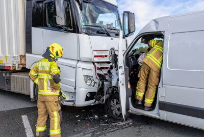 Schwerer Unfall auf B169 in Rodewisch: LKW kollidiert mit Transporter - Schwerer Frontalzusammenstoß auf der B169. Foto: David Rötzschke