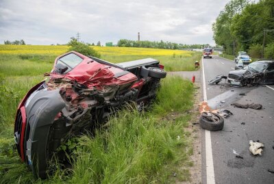Schwerer Unfall auf B173: In den Gegenverkehr geraten - Bei dem Unfall auf der B173 wurden zwei Personen schwer verletzt. Foto: Marcel Schlenkrich