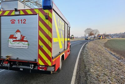 Schwerer Unfall auf B173 in Lichtentanne - Die Rettungskräfte konnten der Fahrerin zuerst nicht helfen und riefen die Feuerwehr. Foto: Mike Müller