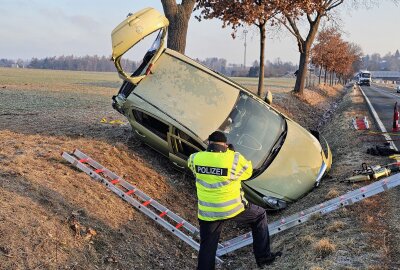 Schwerer Unfall auf B173 in Lichtentanne - Die Fahrerin des Opels wurde aus dem Kofferraum befreit. Foto: Mike Müller